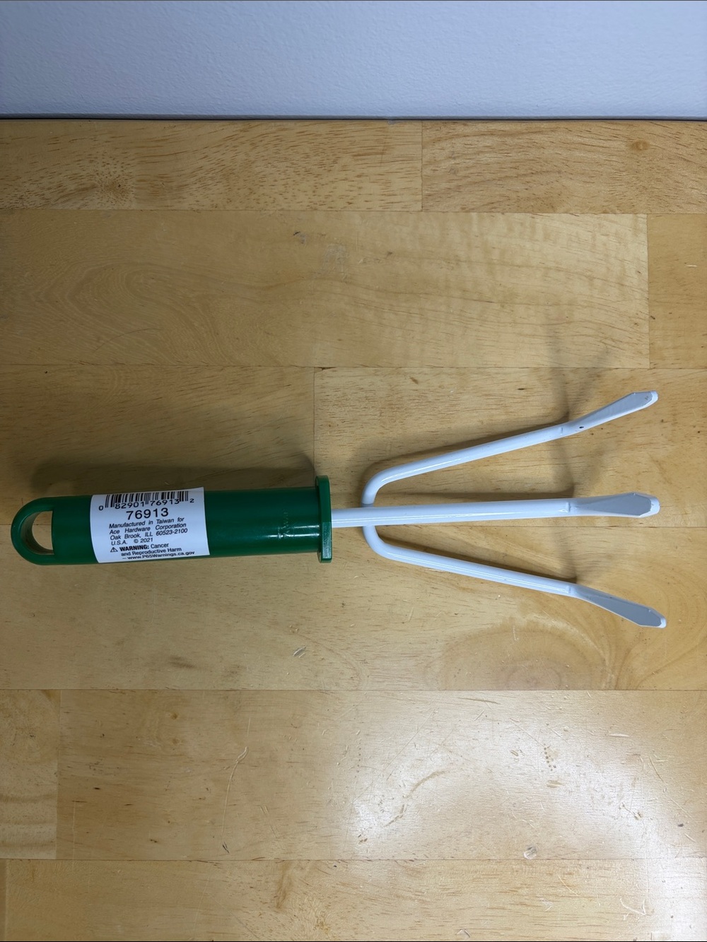 Garden Hand Cultivator - Green Handle, White Tines